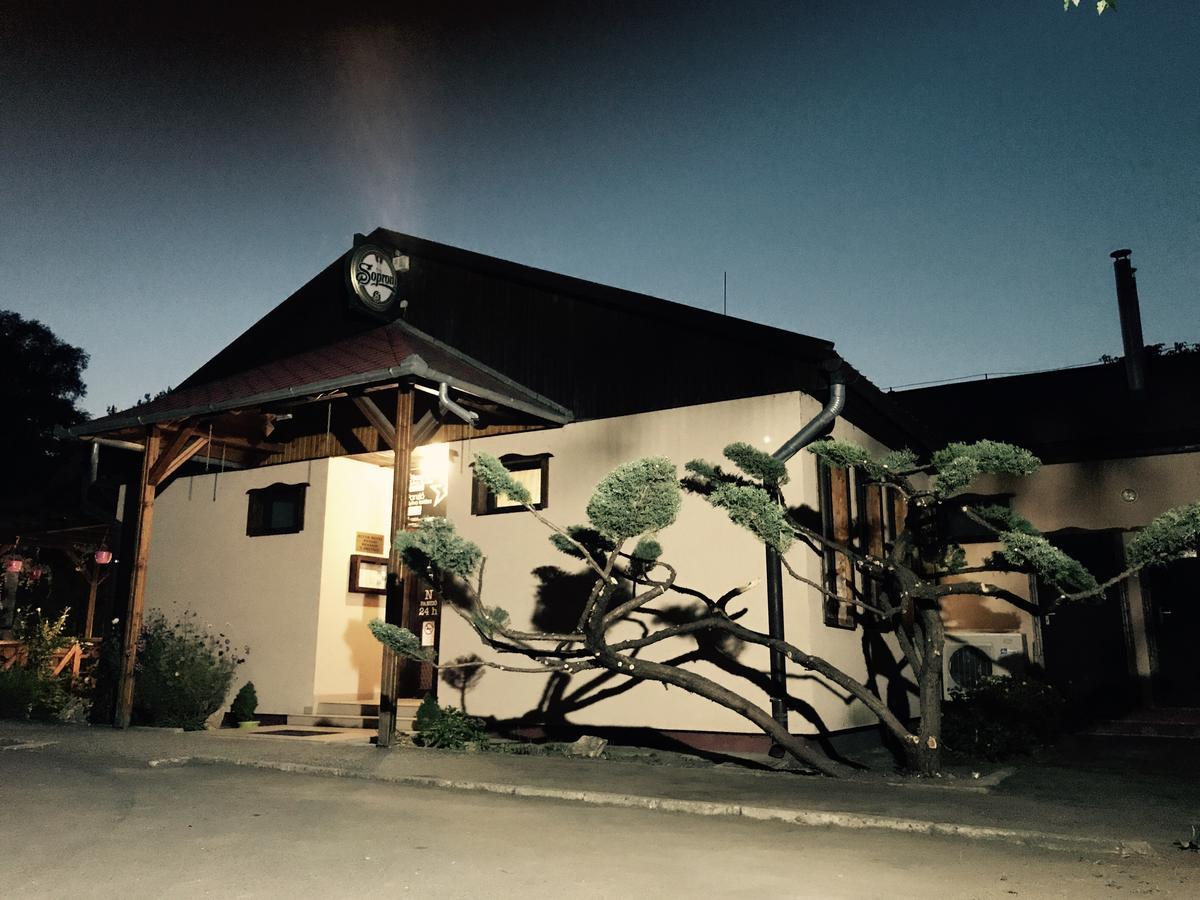 Sztar Motel Etterem Balassagyarmat Exterior foto