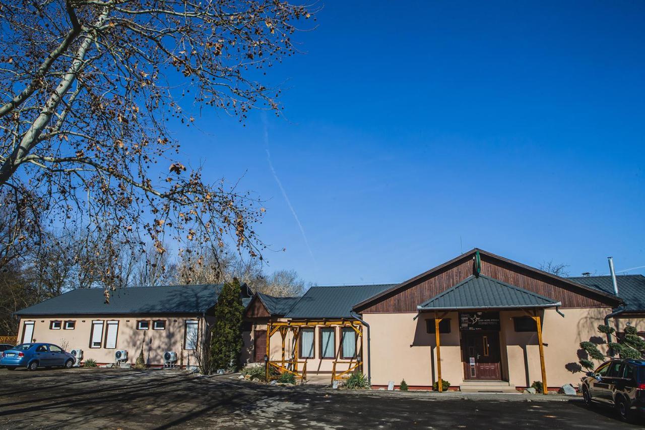 Sztar Motel Etterem Balassagyarmat Exterior foto